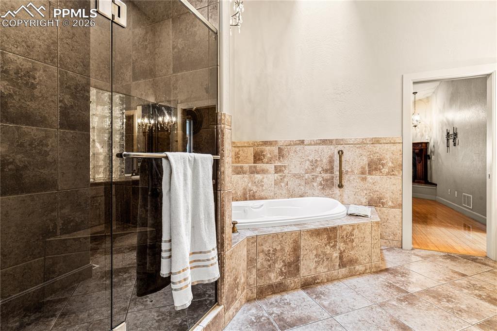 Image 15 of 48: Bathroom