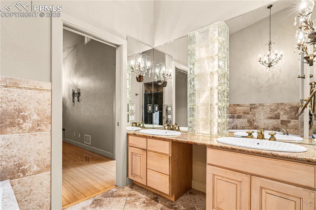 Image 16 of 48: Bathroom