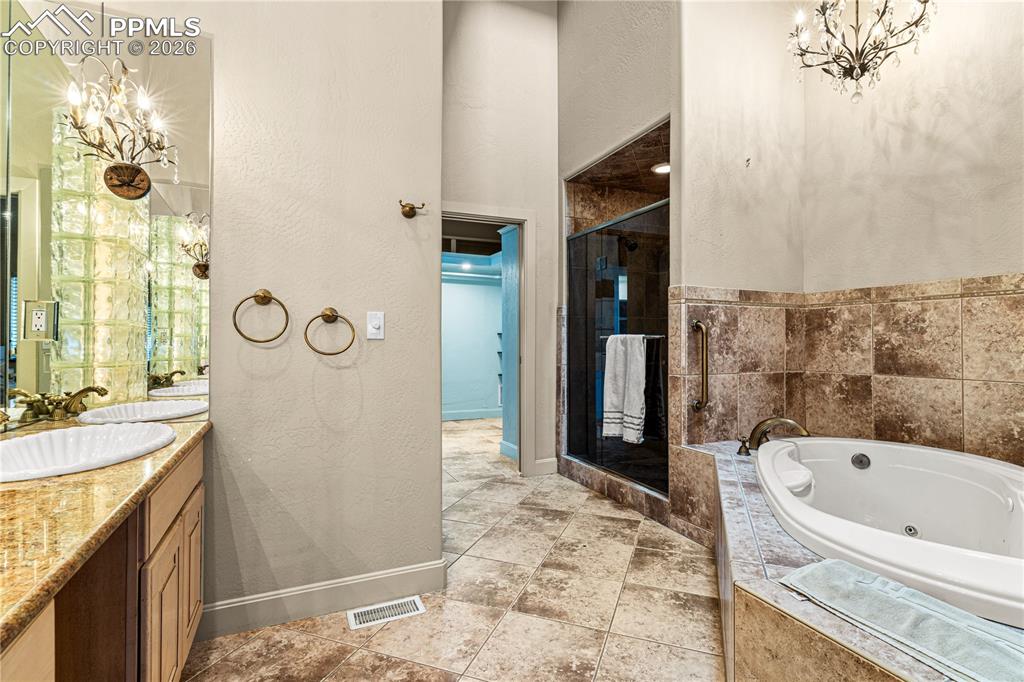 Image 17 of 48: Bathroom