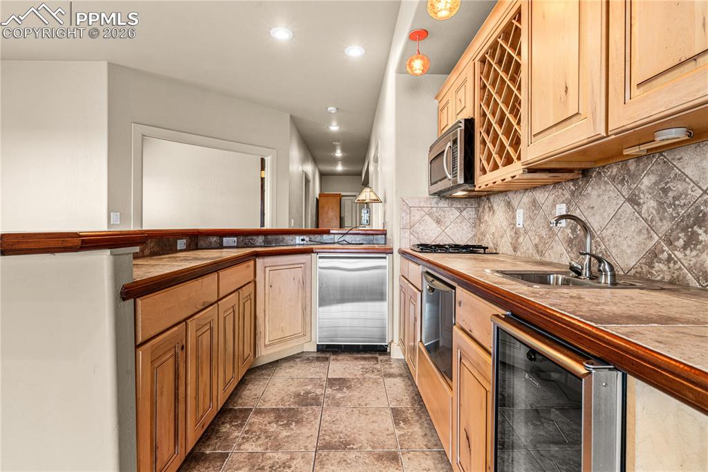 Image 35 of 48: Kitchen