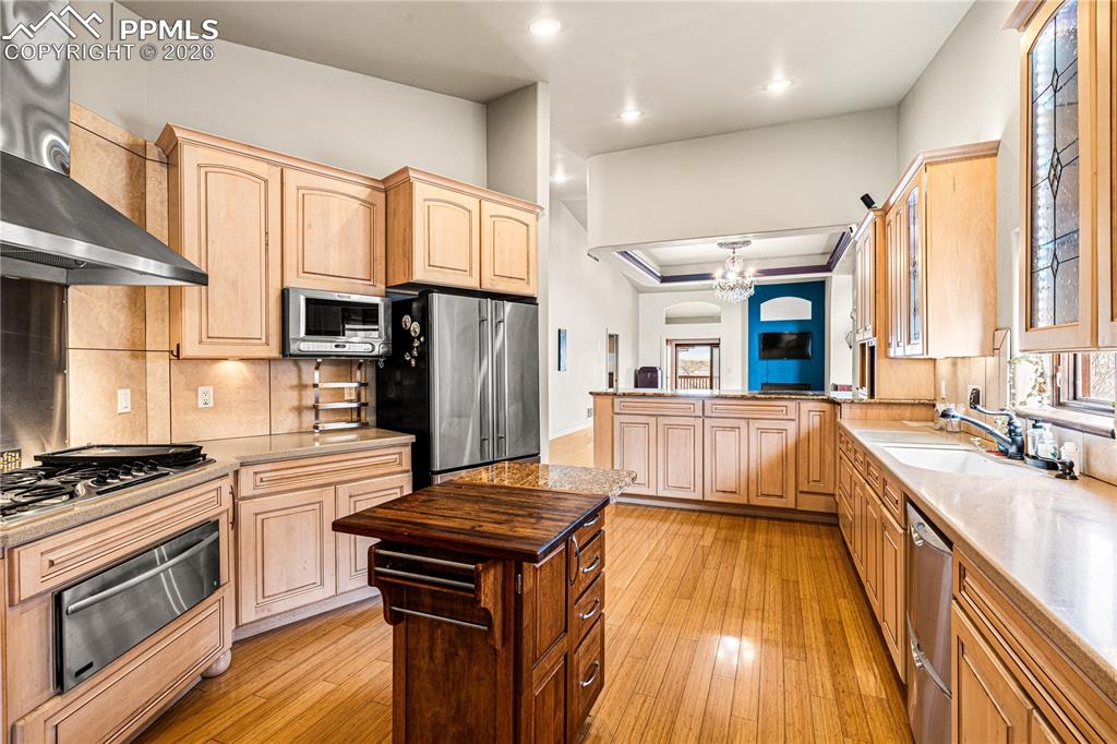 Image 4 of 48: Kitchen