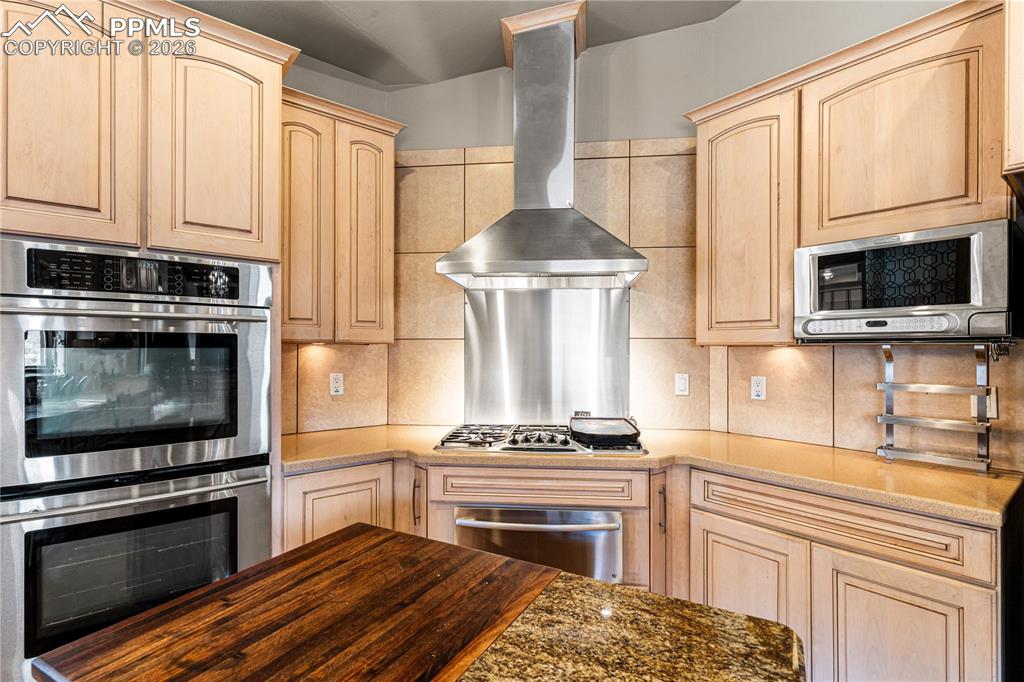 Image 6 of 48: Kitchen