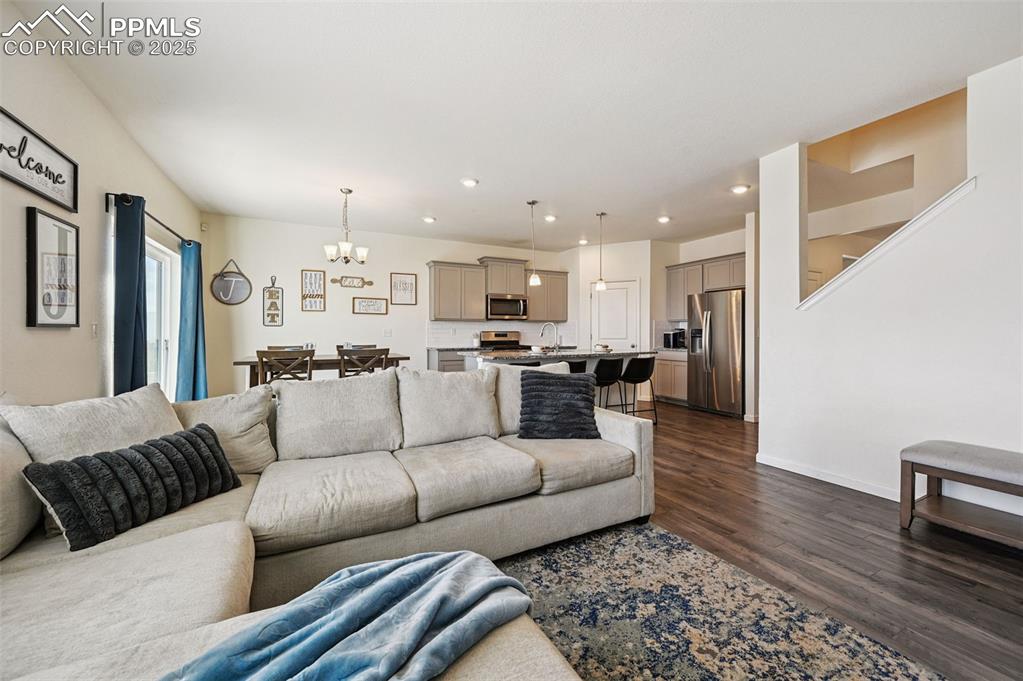 Image 11 of 32: Living area