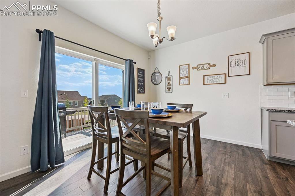 Image 9 of 32: Dining space