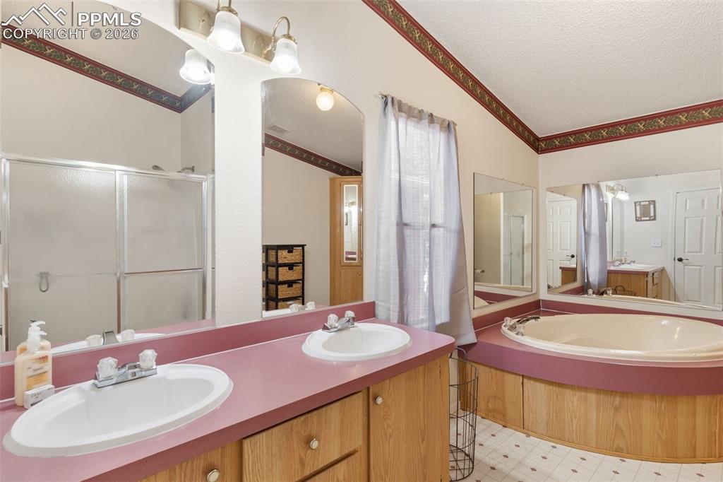 Image 20 of 36: En Suite 5-piece primary bath