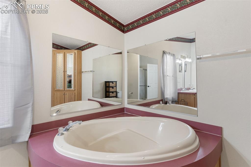 Image 21 of 36: Soaking tub!