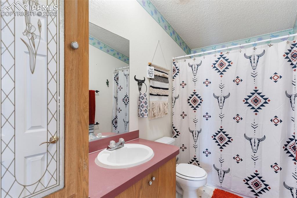 Image 26 of 36: Main bathroom - tub/shower combo