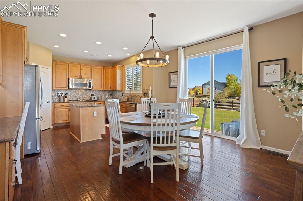 Image 11 of 44: Dining Area