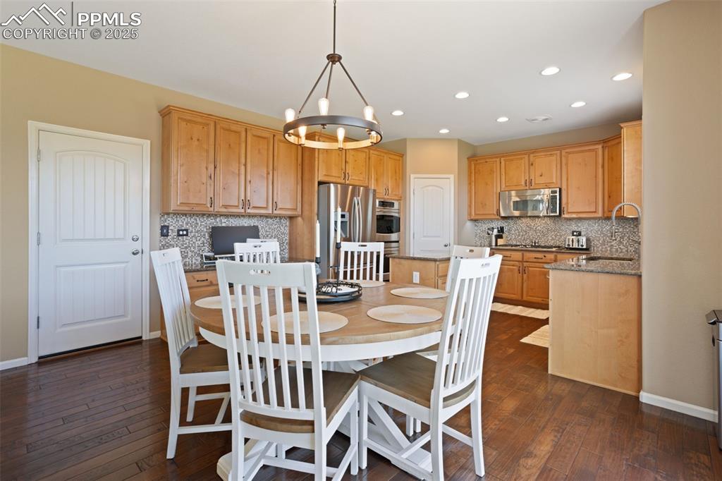 Image 12 of 44: Dining Area