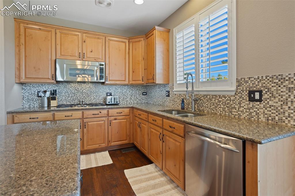 Image 13 of 44: Kitchen