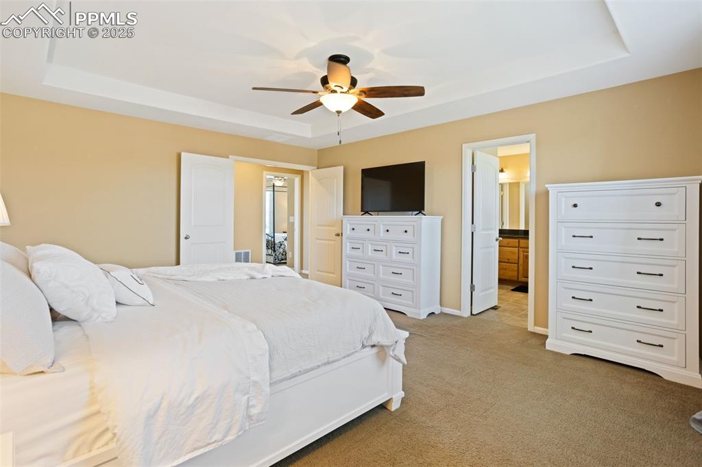 Image 23 of 44: Bedroom