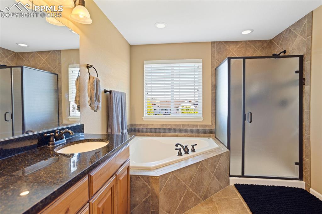 Image 24 of 44: Bathroom