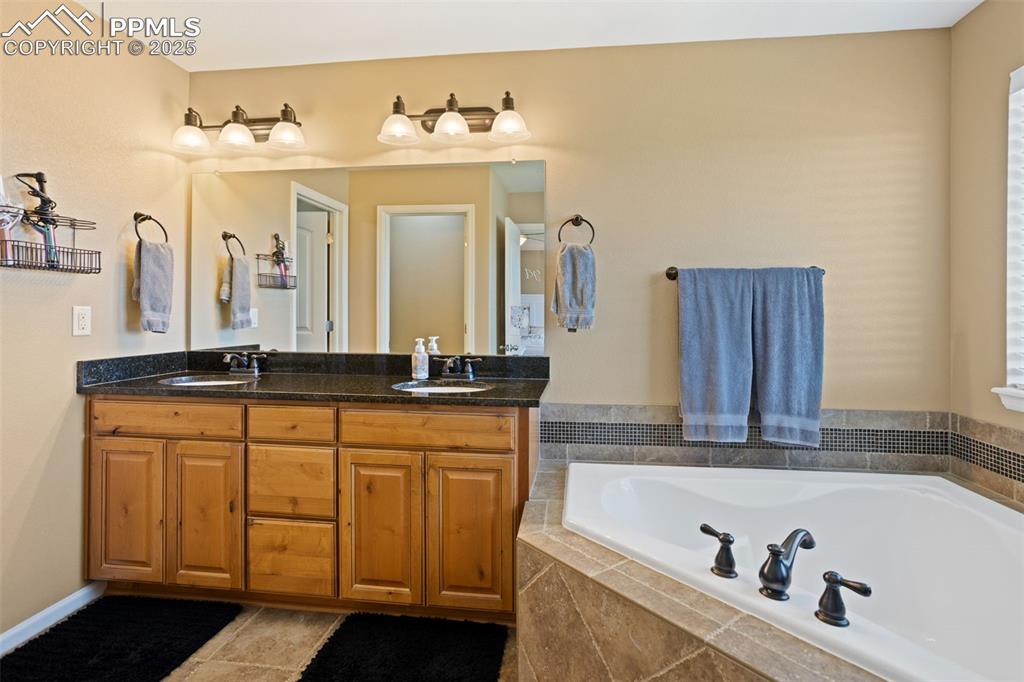 Image 25 of 44: Bathroom