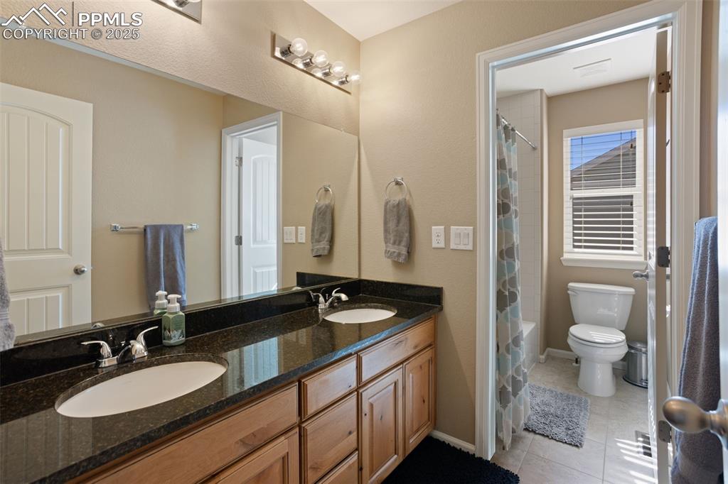 Image 28 of 44: Bathroom