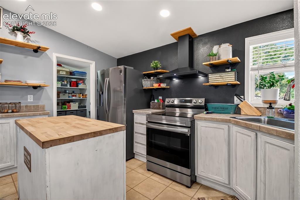 Image 17 of 50: Kitchen