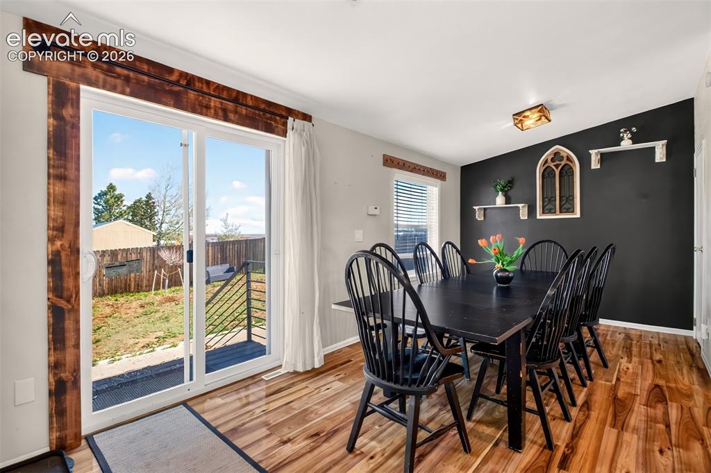 Image 19 of 50: Dining Area