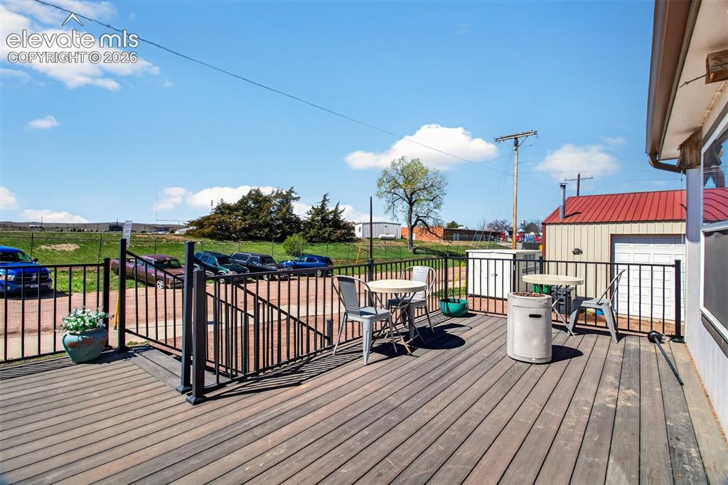 Image 7 of 50: Deck