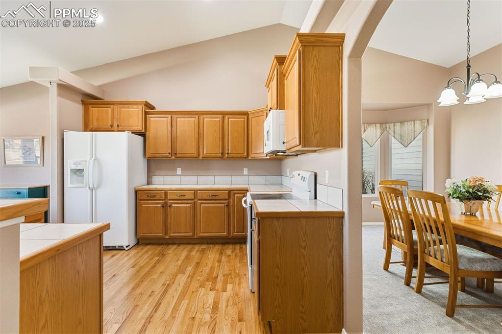 Image 17 of 41: Kitchen