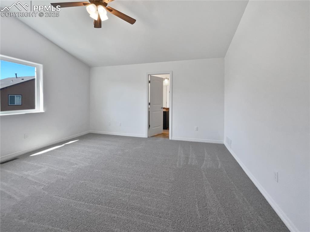Image 18 of 23: Bedroom