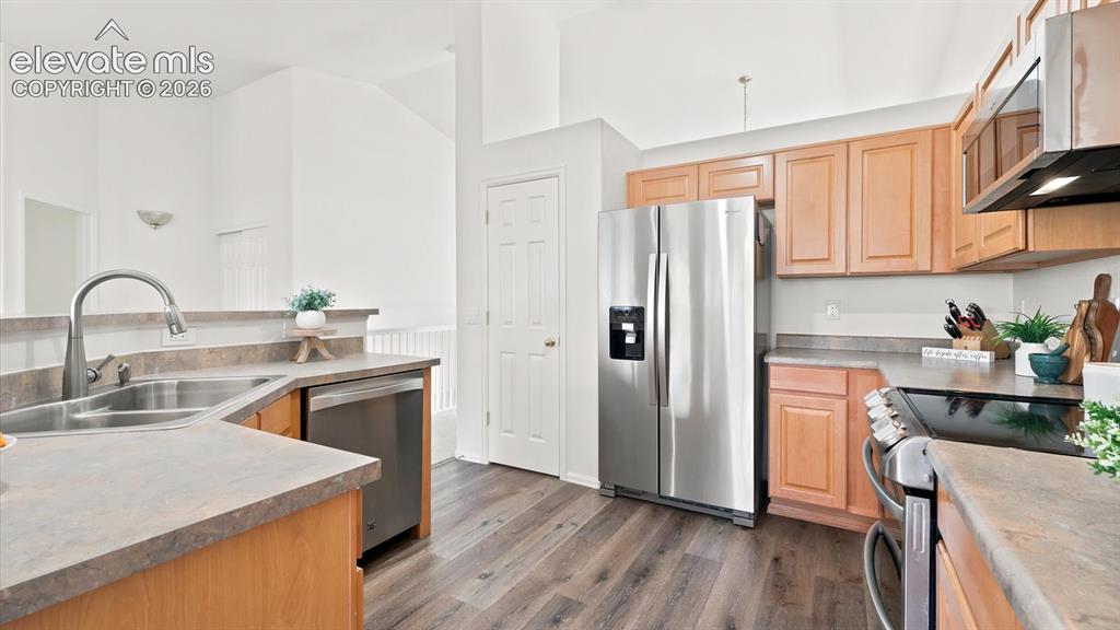 Image 30 of 46: The Kitchen overlooks the Breakfast Nook and Family Room.
