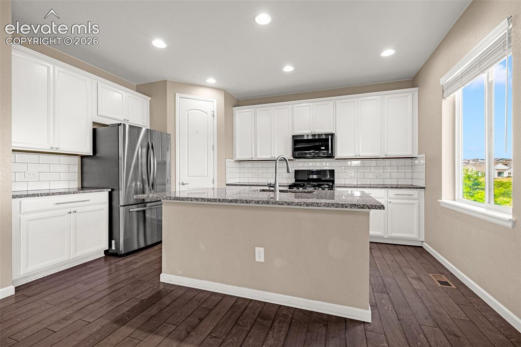 Image 14 of 48: Kitchen