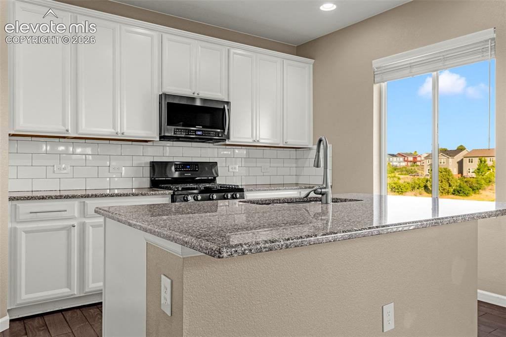 Image 15 of 48: Kitchen