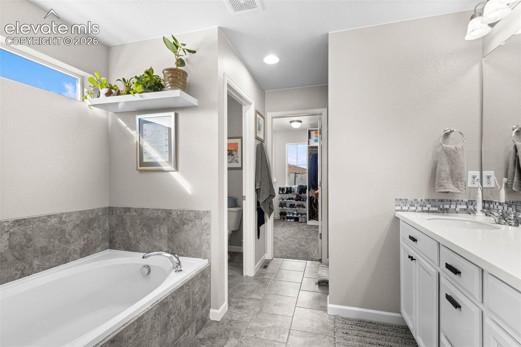 Image 26 of 48: Bathroom