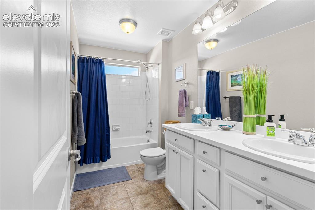 Image 31 of 48: Bathroom
