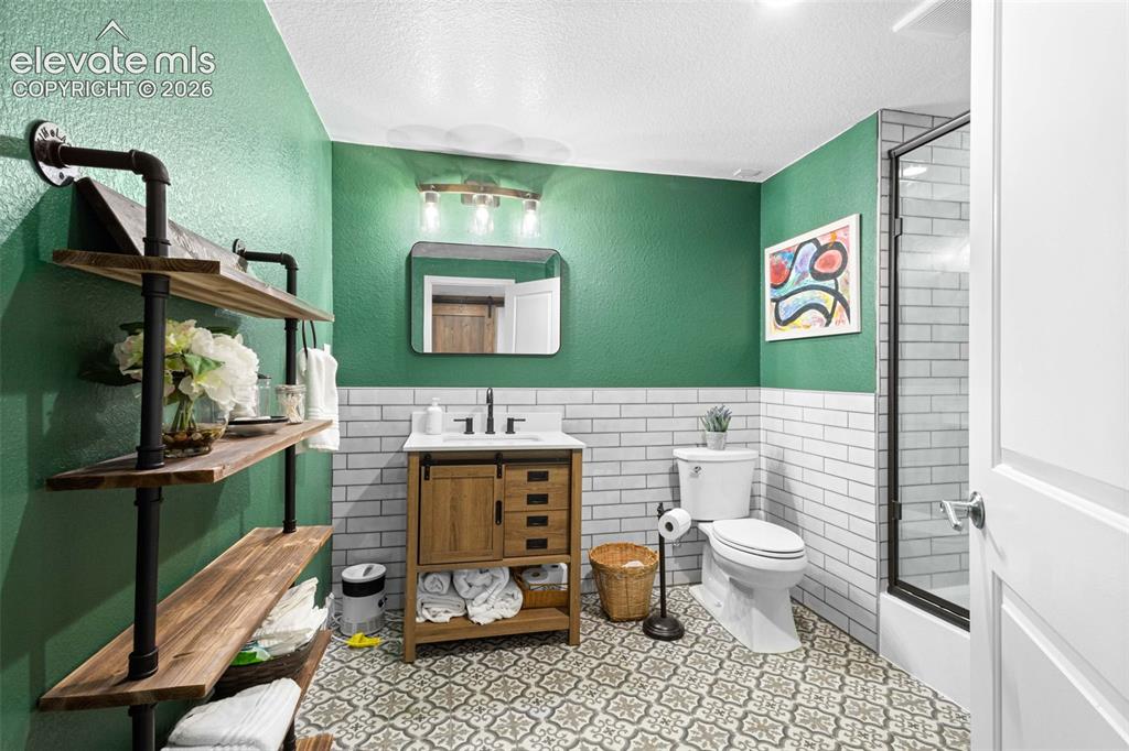 Image 38 of 48: Bathroom