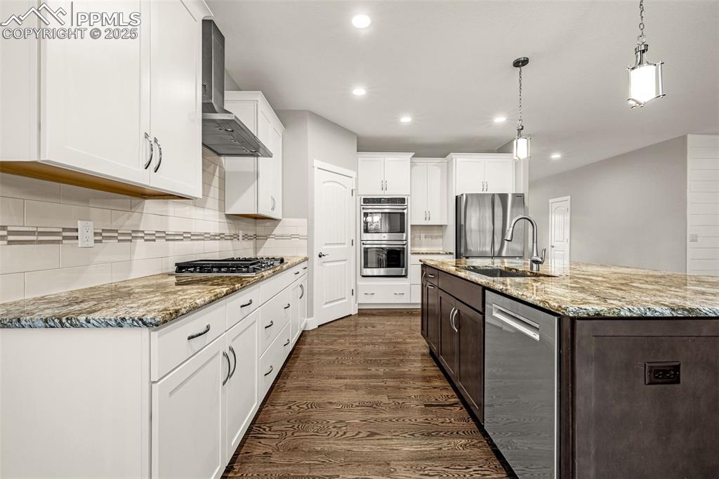 Image 10 of 42: Kitchen