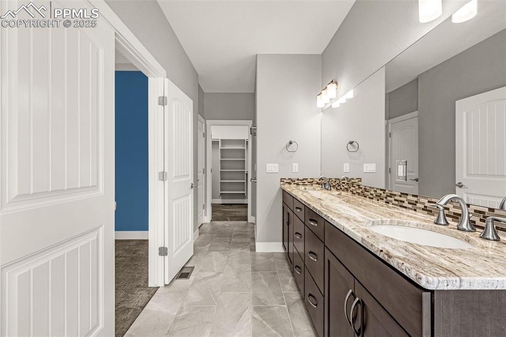 Image 16 of 42: Bathroom