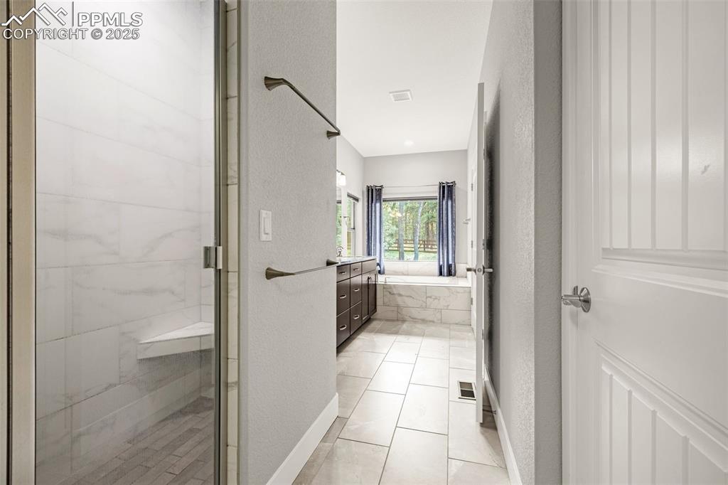 Image 18 of 42: Bathroom