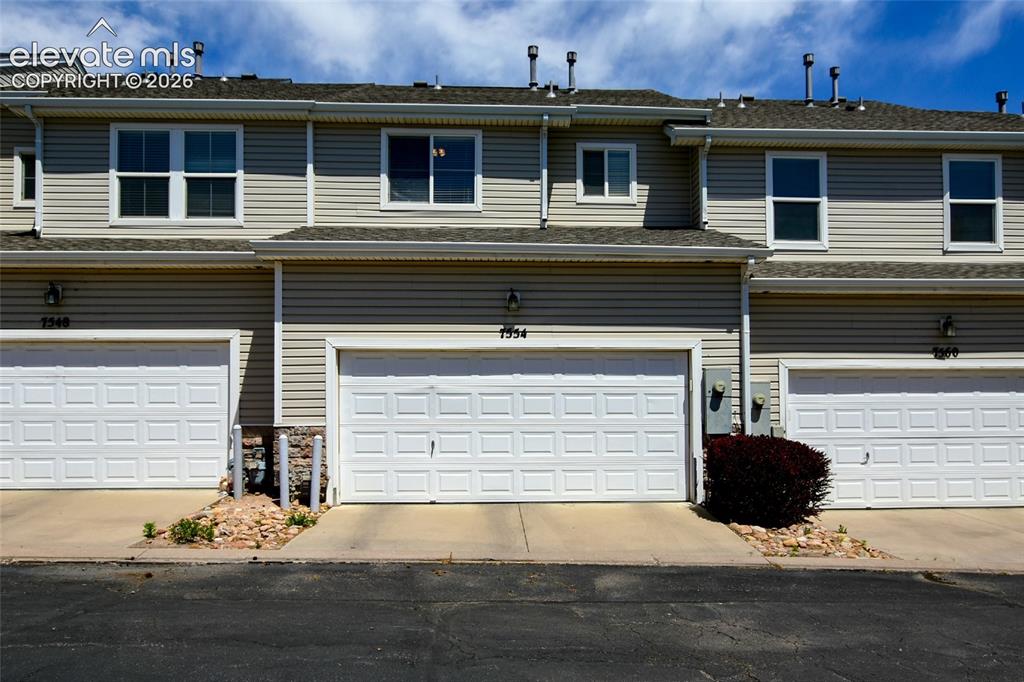 Image 19 of 22: Garage