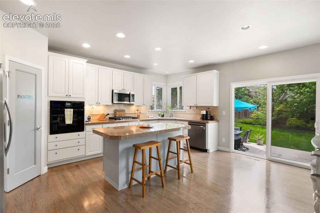 Image 11 of 50: Kitchen