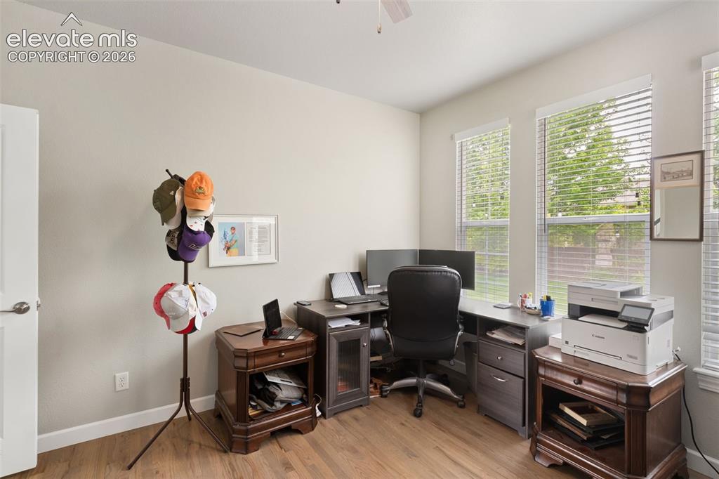 Image 19 of 50: Office
