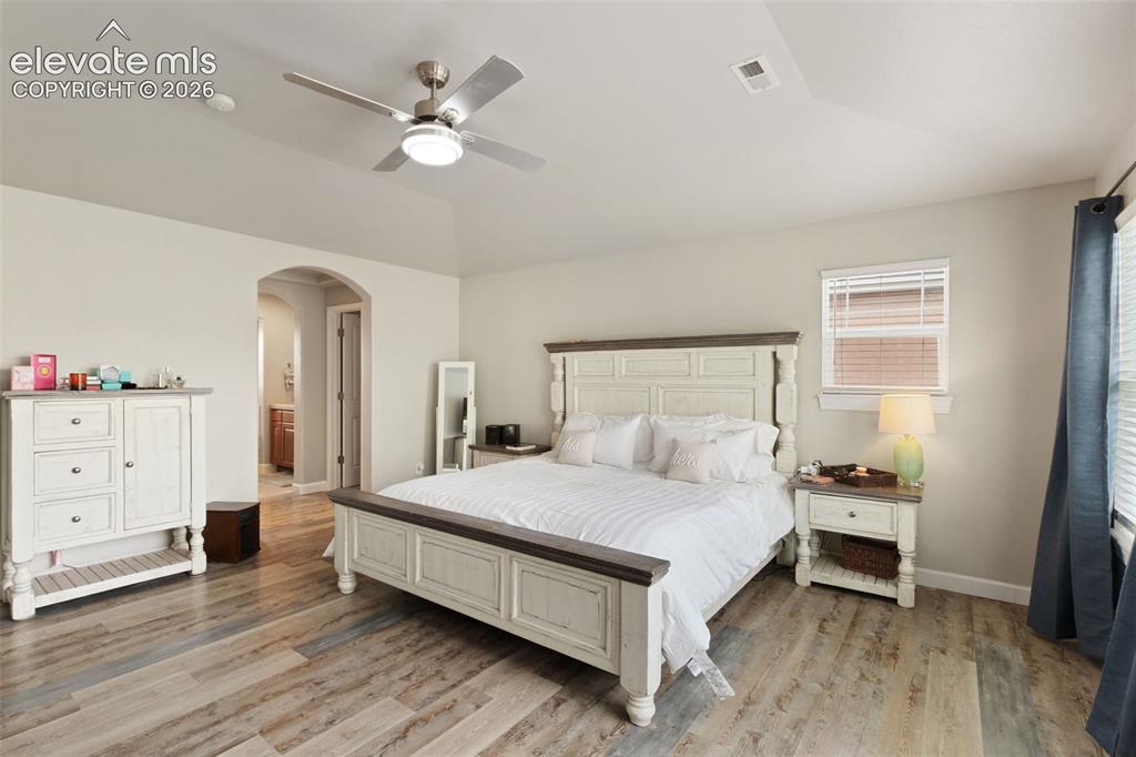 Image 21 of 50: Bedroom