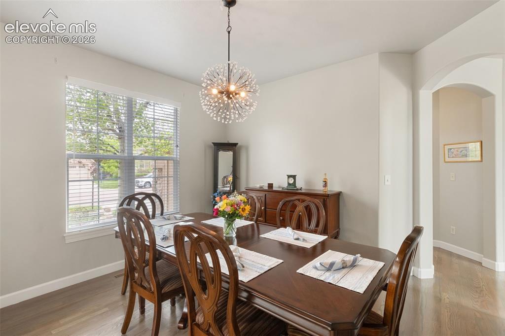 Image 7 of 50: Dining Area