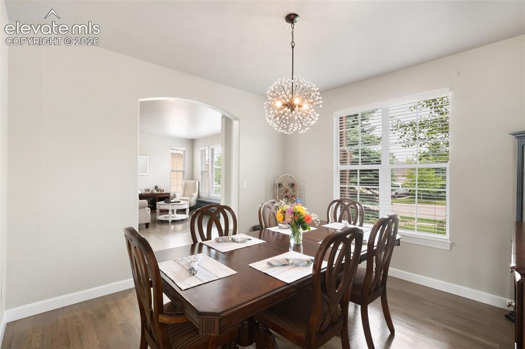 Image 8 of 50: Dining Area