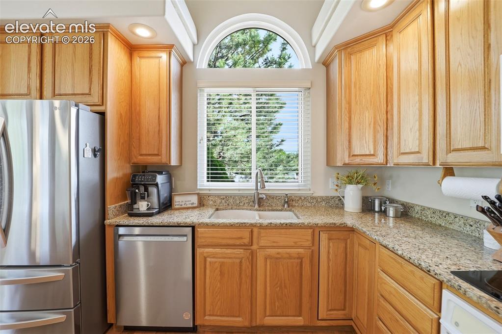 Image 14 of 50: Kitchen