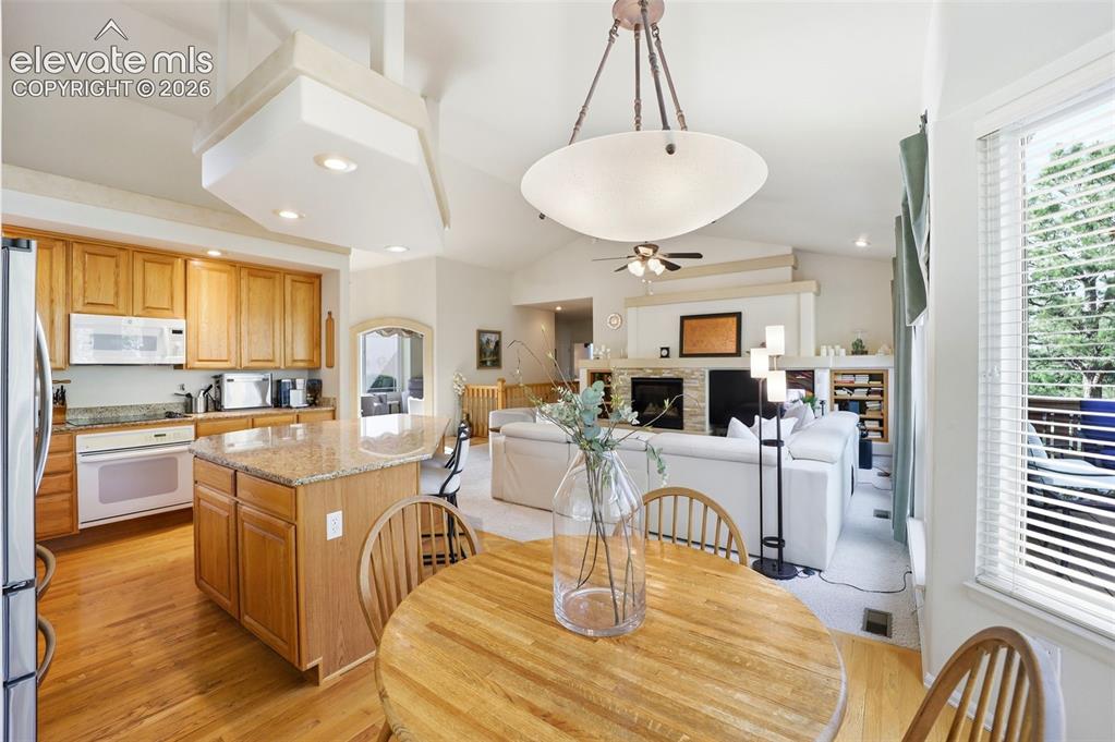Image 15 of 50: Dining Area