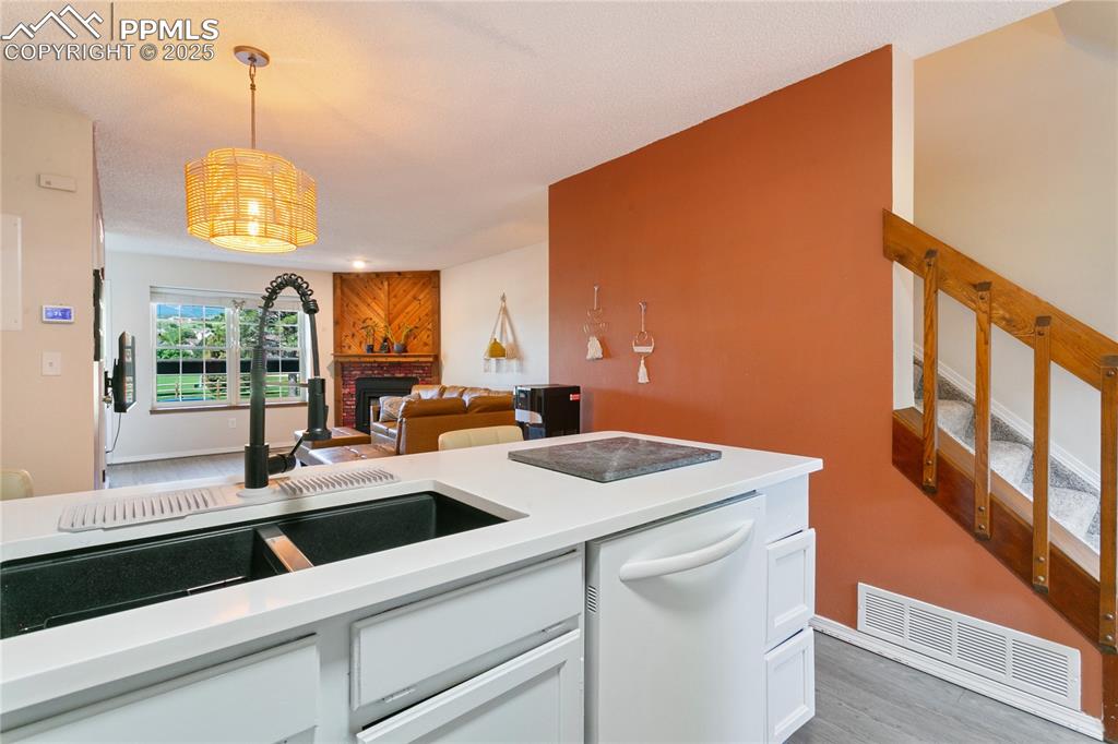 Image 10 of 28: Kitchen