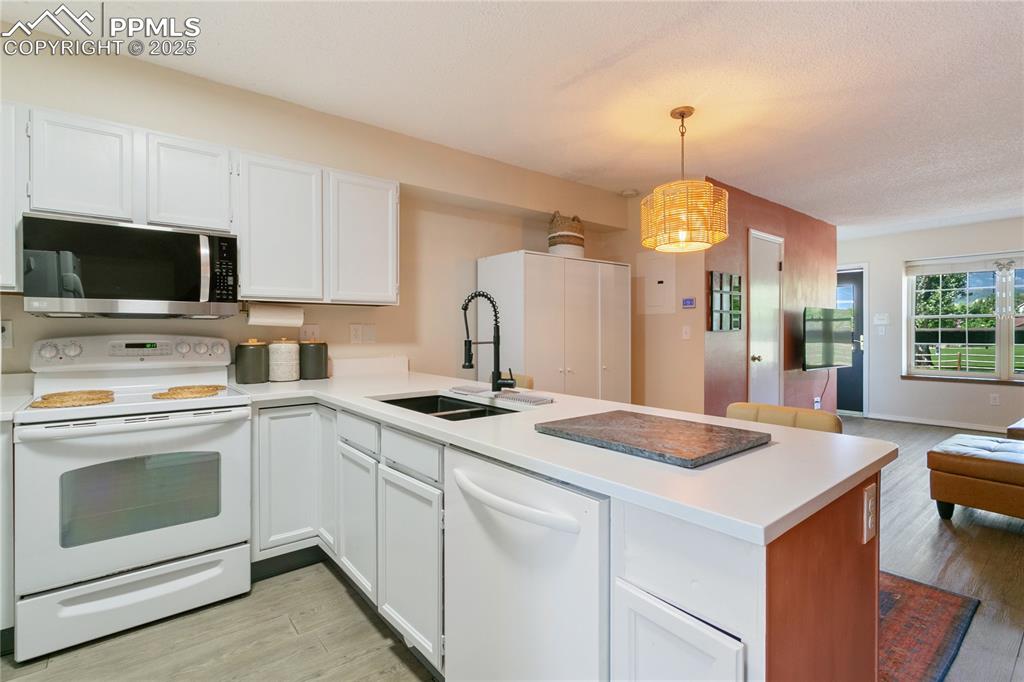 Image 11 of 28: Kitchen