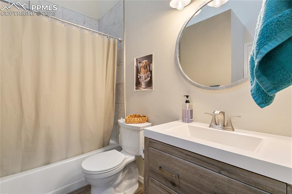 Image 17 of 28: Bathroom