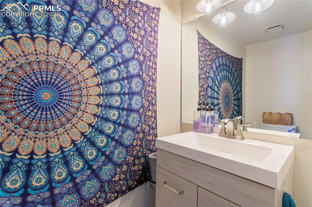 Image 18 of 28: Bathroom