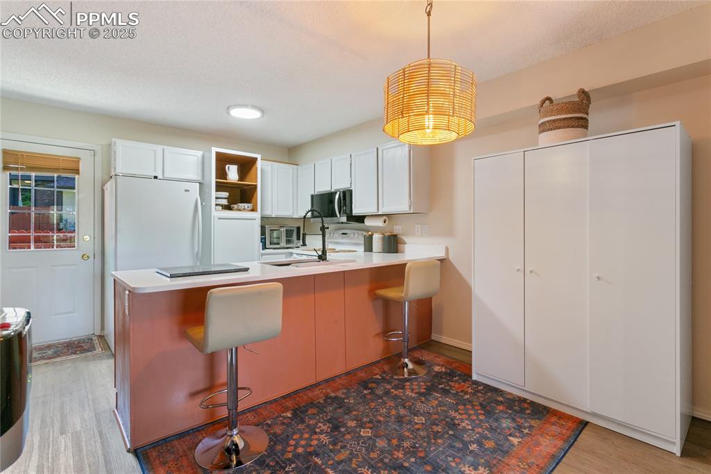 Image 7 of 28: Kitchen