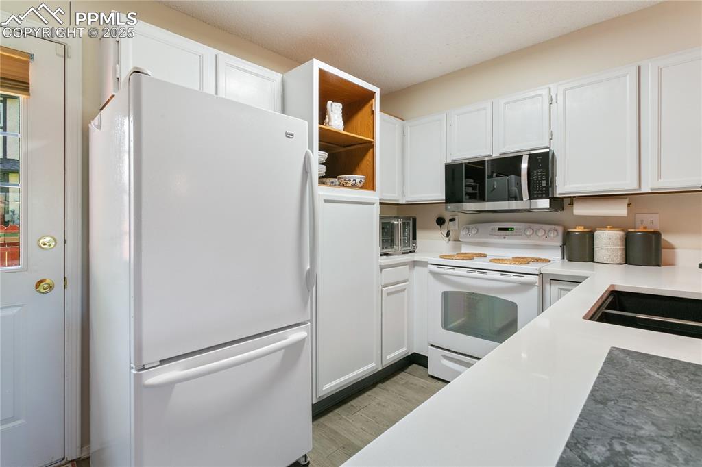 Image 8 of 28: Kitchen