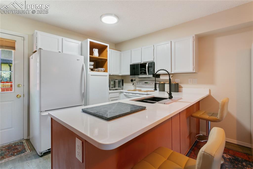 Image 9 of 28: Kitchen