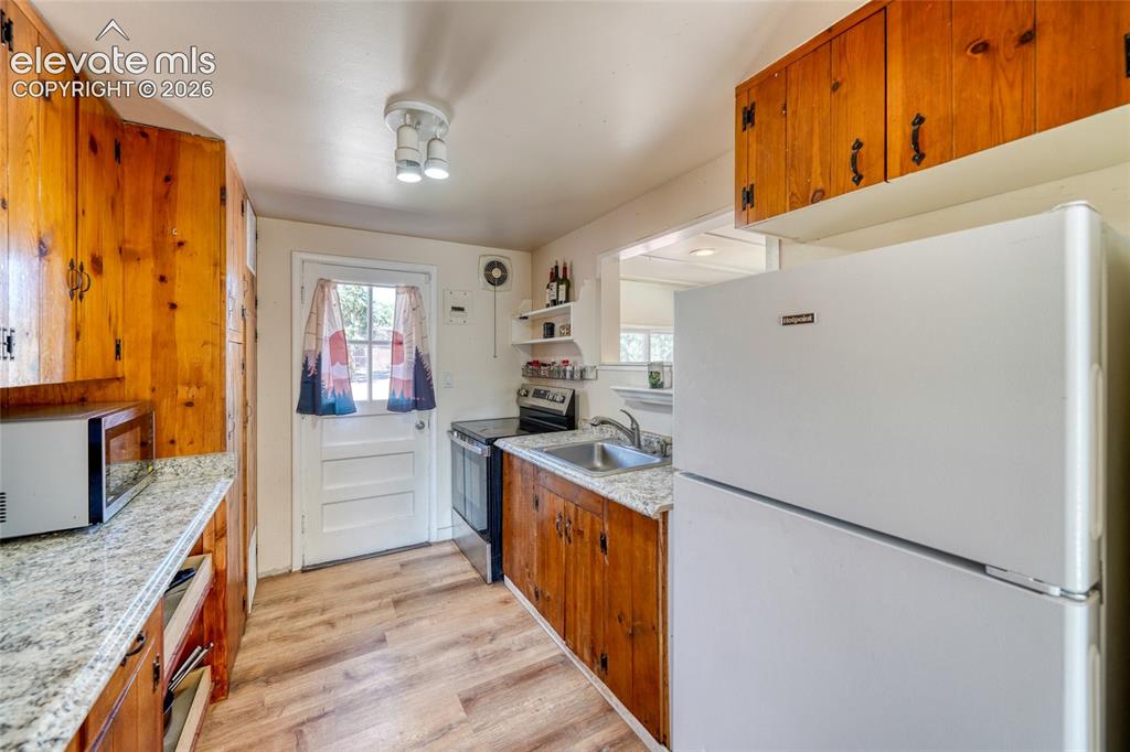 Image 20 of 46: Kitchen