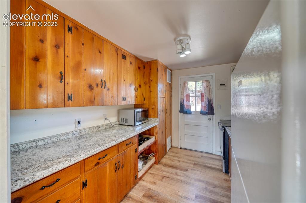 Image 21 of 46: Kitchen