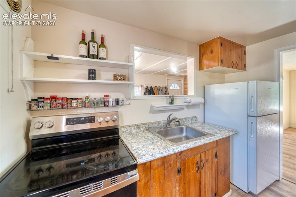Image 22 of 46: Kitchen